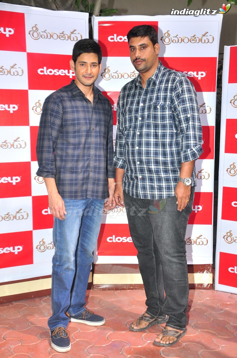 Mahesh Babu Meets Close Up 'Srimanthudu' Contest Winners