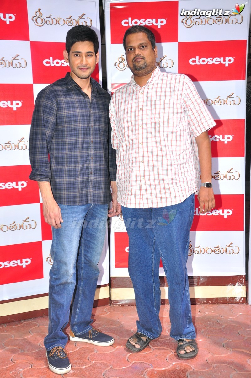 Mahesh Babu Meets Close Up 'Srimanthudu' Contest Winners