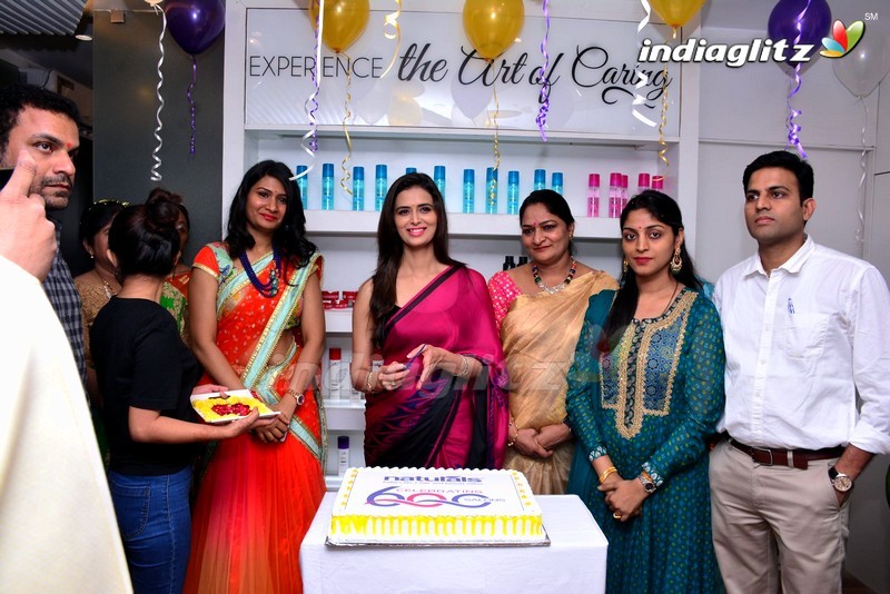 Meenakshi Dixit Launches Naturals Salon @ Vijayawada