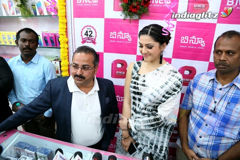 Mehreen Launch B New Mobile Store