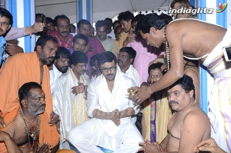 Two Mega heroes do Puja for Chiranjeevi on birthday