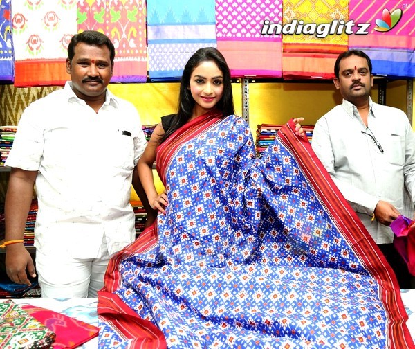 Pooja Sree Launches Pochampally IKAT Art Mela