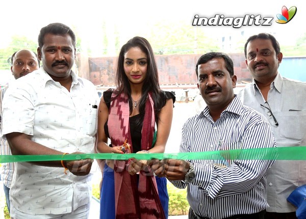 Pooja Sree Launches Pochampally IKAT Art Mela