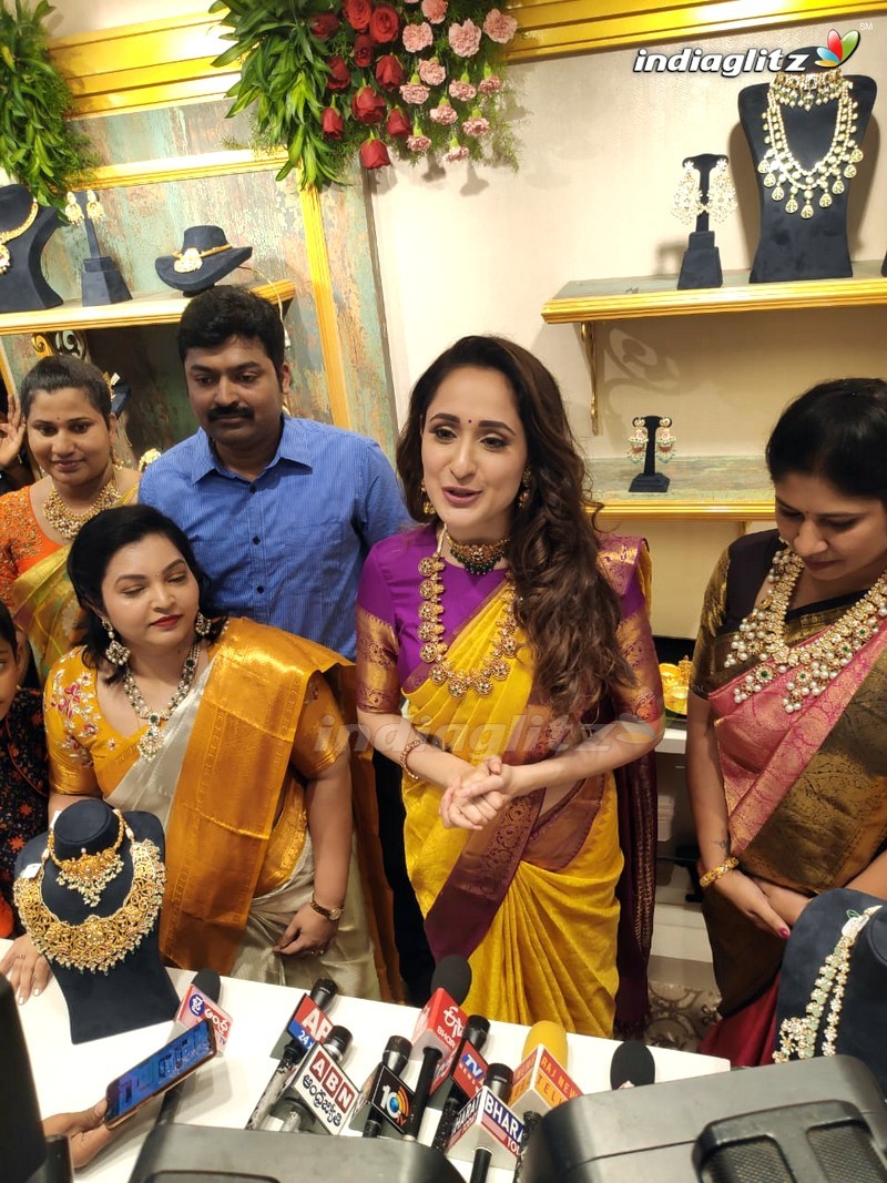 Pragya Jaiswal Inaugurates Hiya Designer Jewellery Showroom