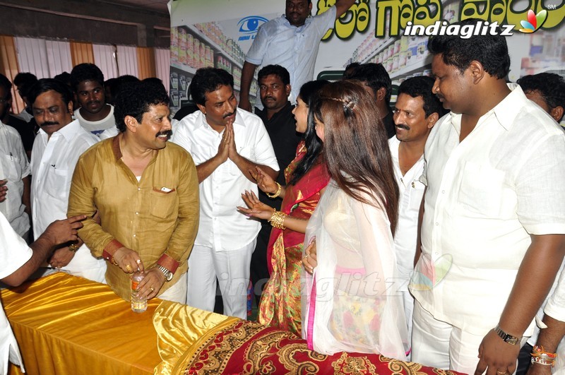 Pranitha Inaugurates Hyper Super Market in Ravulapalem