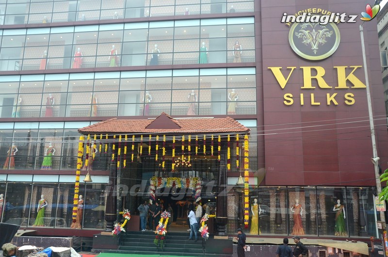 Pranitha Launches Kancheepuram VRK Silks at Kukatpally