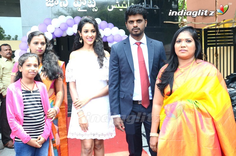 Priya Sree Launches Naturals Salon @ Mehdipatnam