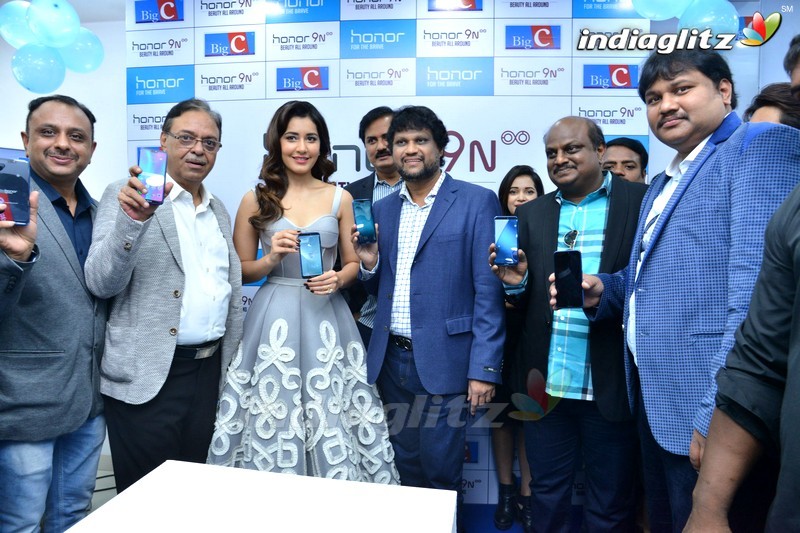 Raashi Khanna Launches Honor 9 Smart Phone