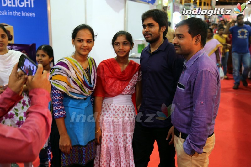 'Rojulu Marayi' Team Visiting Theatres