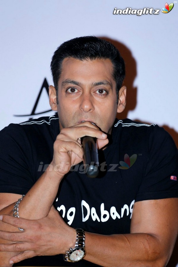 Salman Khan Promote Dabangg-2 @ Park