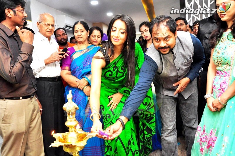 Sanjjanaa Galrani Launches Naturals Franchise Family Salon at Kavuri Hills