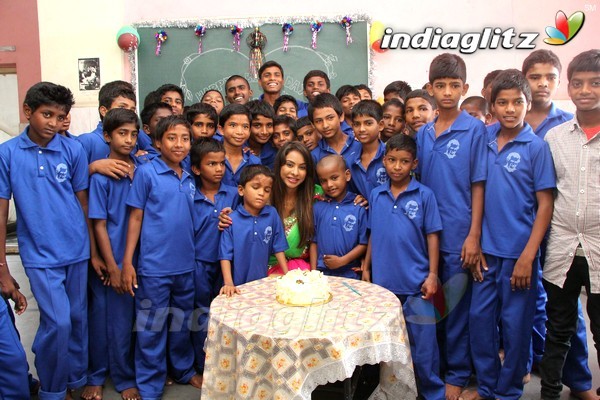 Anchor Shree Reddy Celebrates B'day At Don Bosco Navjeevan Home
