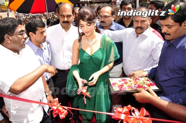 Shruti Haasan Launches Malabar Gold Showroom