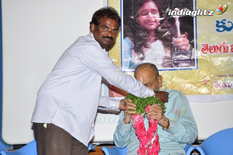 Spoorthy Yadagiri Receives Telugu Book Of World Records Certificate