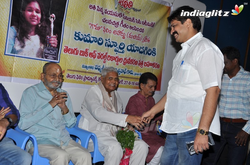 Spoorthy Yadagiri Receives Telugu Book Of World Records Certificate