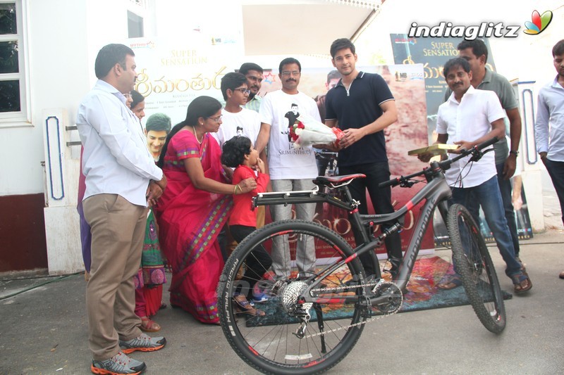 Mahesh Babu Presented Srimanthudu Bicycle To Contest Winner