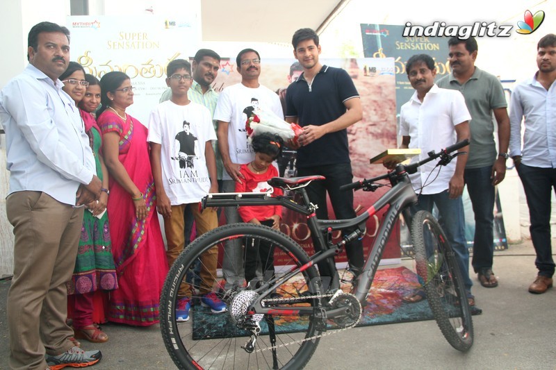 Mahesh Babu Presented Srimanthudu Bicycle To Contest Winner