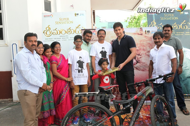 Mahesh Babu Presented Srimanthudu Bicycle To Contest Winner