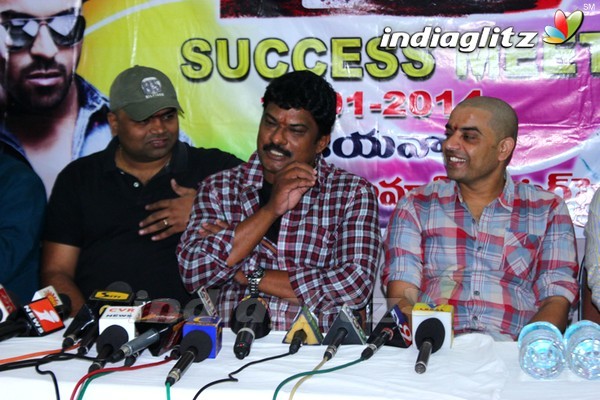 'Yevadu' Success Tour @ Vijayawada Swarnapalace