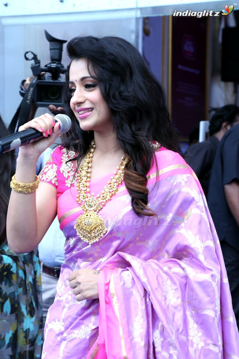 Trisha Krishnan Looks Ravishing In An Embroidered Saree Worth Rs. 1.30 Lakh  At PS2 Trailer Launch | Moviekoop