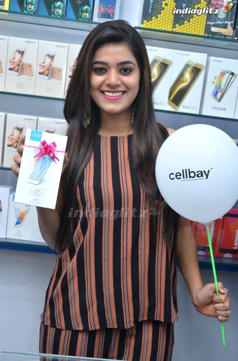 Yamini Bhaskar Launches Cellbay Mobile Store