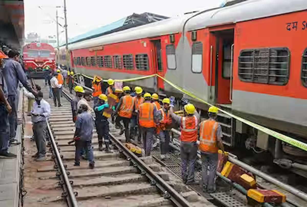 Charminar Express: నాంపల్లిలో పట్టాలు తప్పిన చార్మినార్ ఎక్స్‌ప్రెస్.. ప్రయాణికులకు గాయాలు..