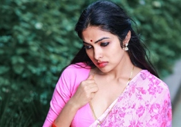 Pic Talk: Divi Vadthya looks hot in saree stills