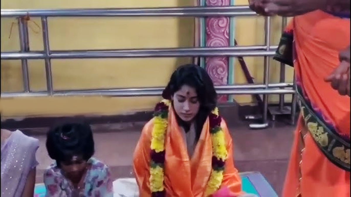 Janhvi Kapoor Performs Puja at a Temple in Ameerpet