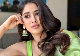 Janhvi Kapoor becomes centre of attraction!