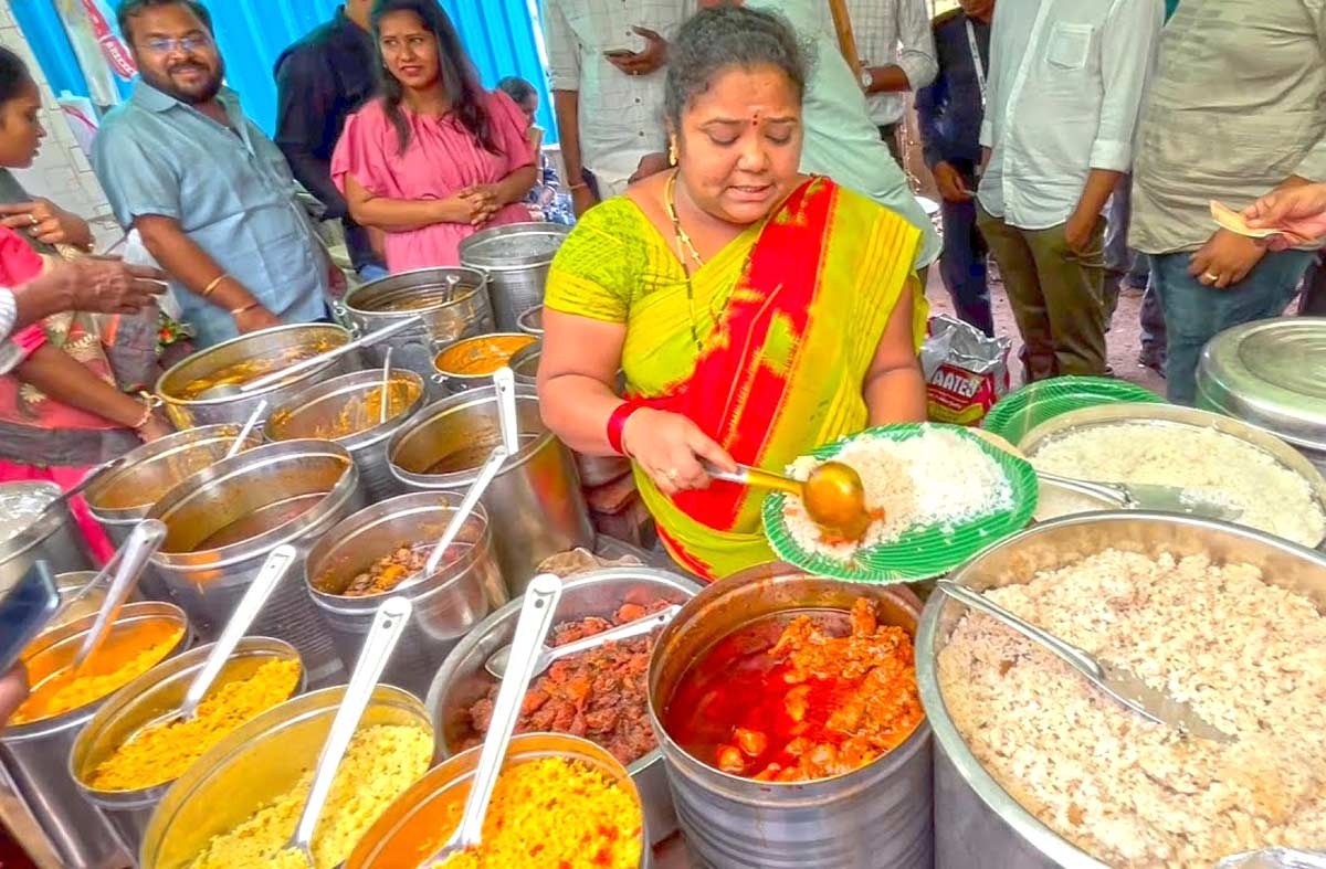 కుమారి ఆంటీపై కేసు నమోదు.. వ్యాపారం క్లోజ్ చేయించిన పోలీసులు..