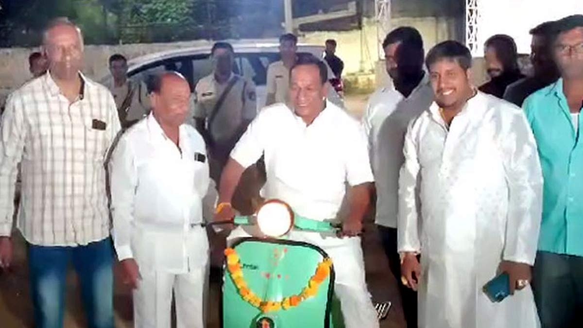 Mallareddy: గత స్మృతులు గుర్తుచేసుకుంటూ 40ఏళ్ల నాటి స్కూటర్‌పై మంత్రి మల్లారెడ్డి చక్కర్లు