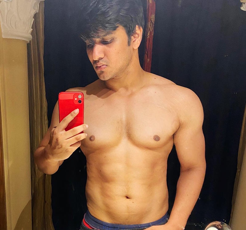 Pic Talk: Nikhil flaunts his body ahead of six-pack abs