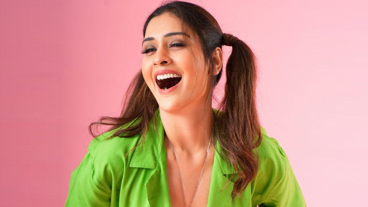 RX100 Beauty Payal Rajput explodes flashing a naughty smile in green
