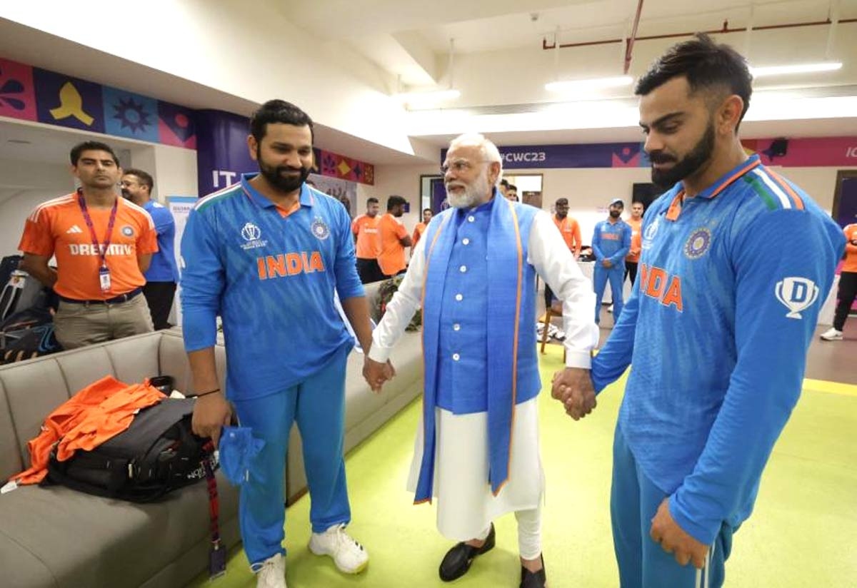 PM Modi consoles Men in Blue after WC 2023 finals loss