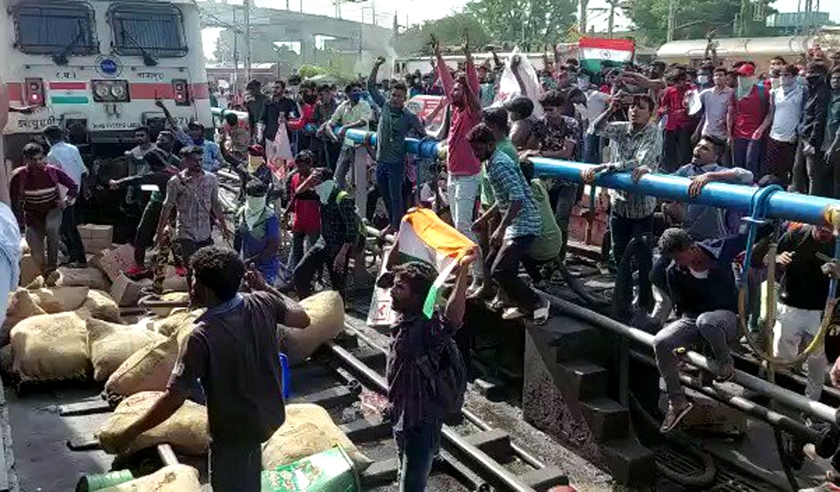 Agnipath protest: రణరంగంగా సికింద్రాబాద్ రైల్వేస్టేషన్... పలు రైళ్లను రద్దుచేసిన రైల్వే శాఖ