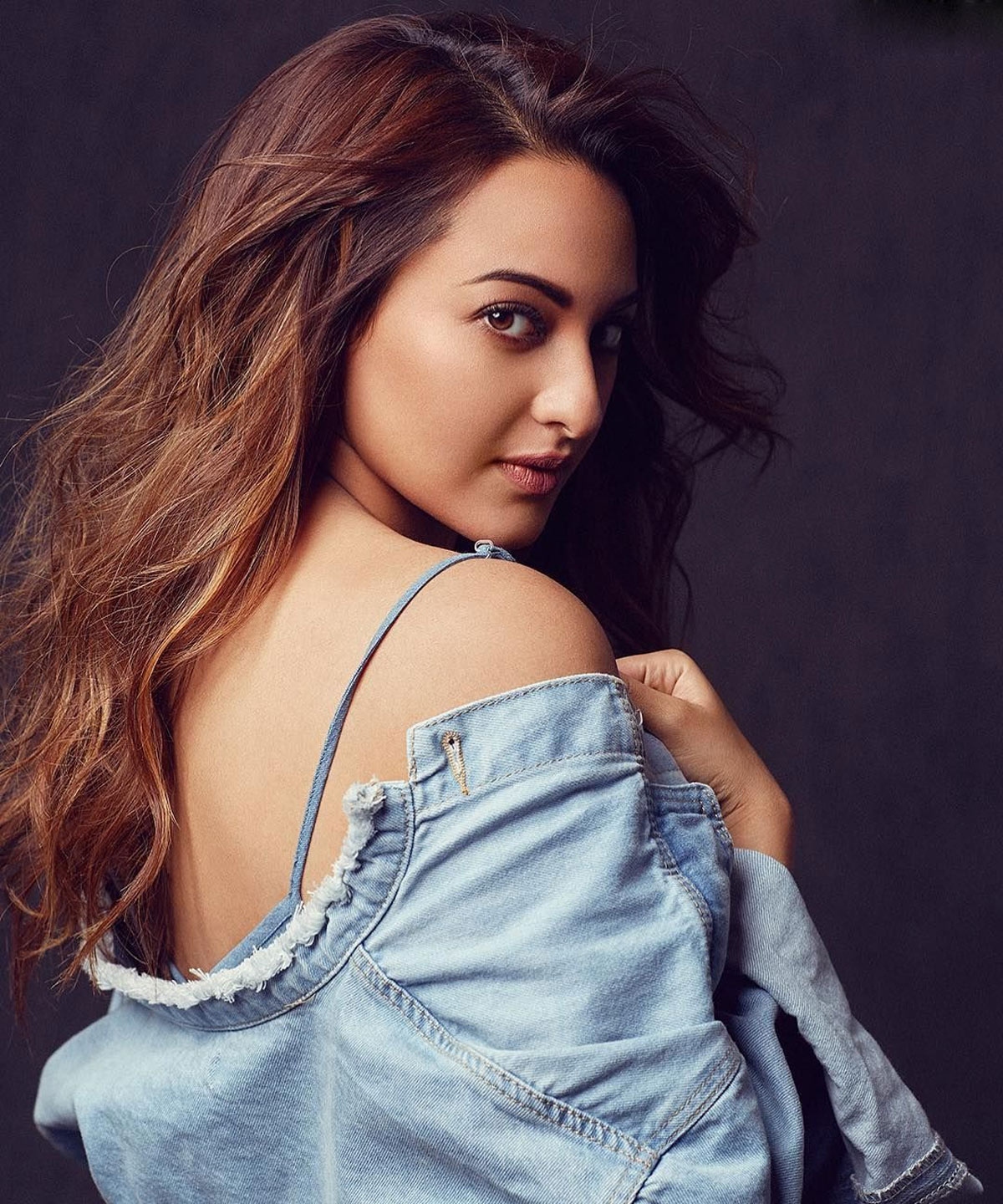 Non Bailable Warrant Issued Against Bollywood Actress Sonakshi Sinha Tamil News
