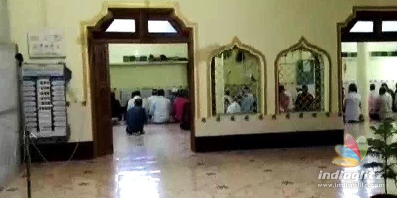 40 booked for secretly gathering at mosque for prayers