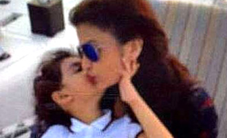 Mummy Love: Aishwarya & daughter Aaradhya kiss!