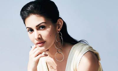 Amyra Dastur to debut in Tollywood