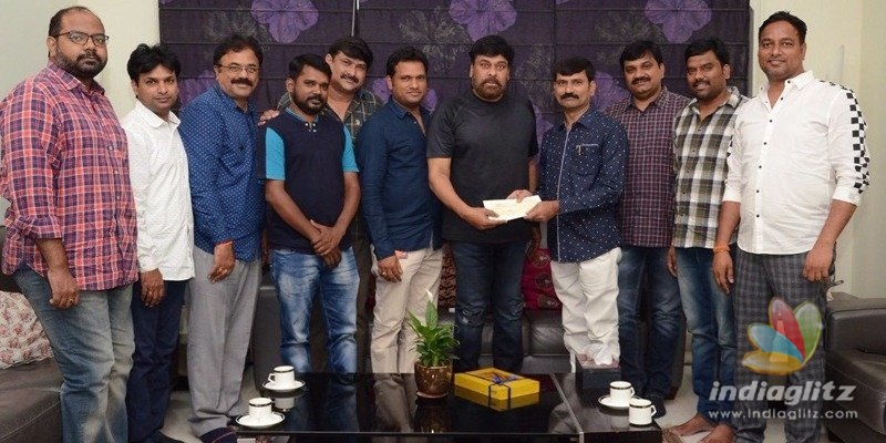 Chiranjeevi gives cheque for journalists welfare