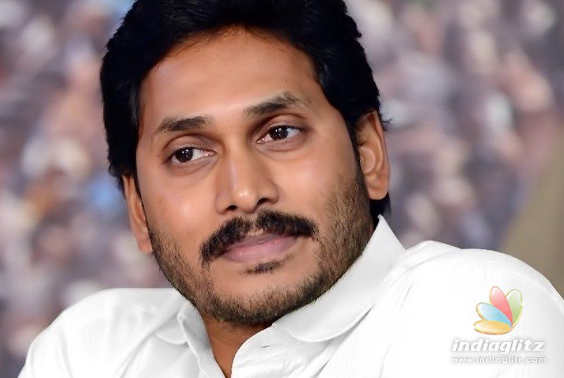 జగన్ సమక్షంలో వైసీపీ గూటికి సీనియర్ నటుడు