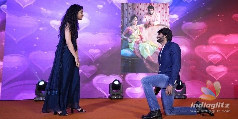 Karthikeyan introduces his fianc‌e .. Proposes sitting on his knees on stage