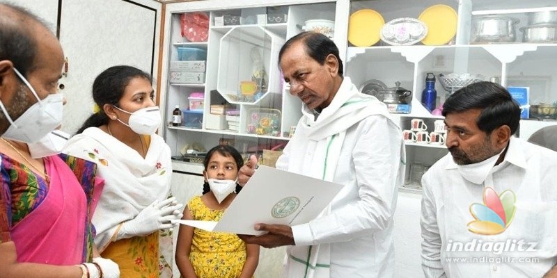 KCR hands over Rs 5 Cr to Col Santosh Babus family