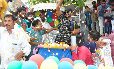 Manchu Manoj celebrates b'day with fans
