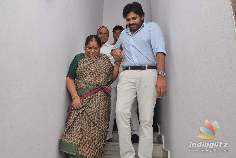 Pawan Kalyans mother donates to party