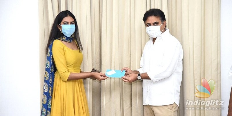 Dr. Rajasekhars daughters donate Rs 2 lakh to Telangana relief fund